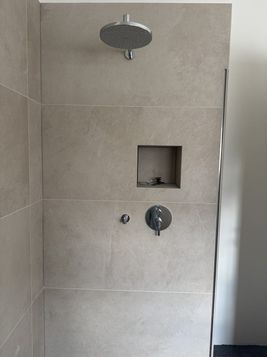 Fertig montierte Dusche