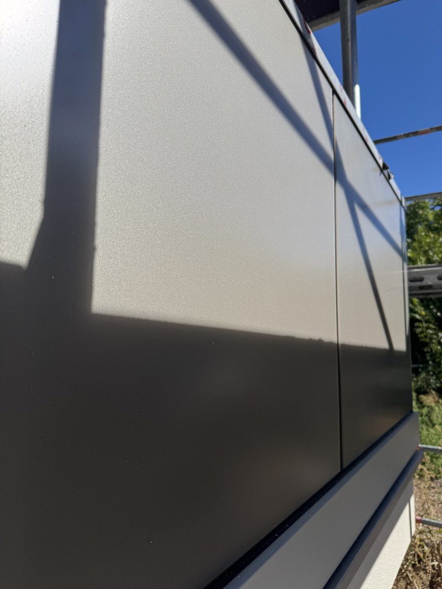 Solarisierte Balkonbr&uuml;stung, Detailaufnahme