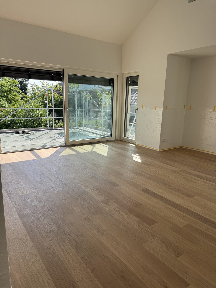 Fertiger Wohnraum unter der Dachschräge mit Terrassenfront an der Hauptstraße 71