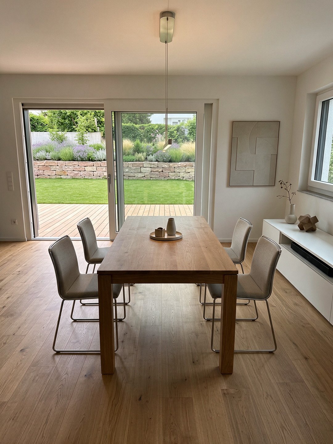 Essbereich der Wohnung No_08 mit Schiebet&uuml;ren und Blick in den Garten