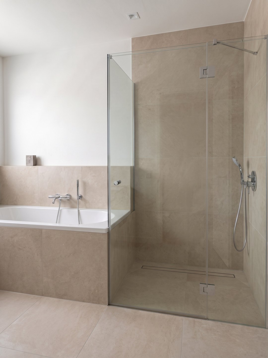 Visualisierung: Bad mit freistehender Wanne und bodengleicher Dusche